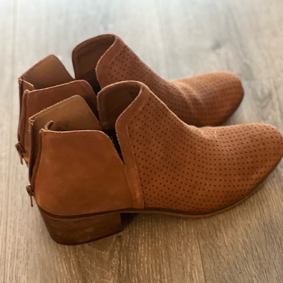 Brand new Susina leather perforated women’s booties - size 10 - Picture 2 of 3